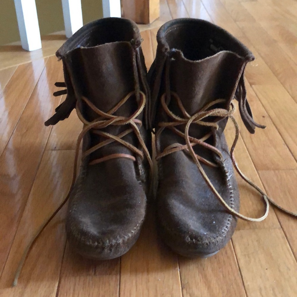 URABN OUTFITTERS Minnetonka Moccasin Boots